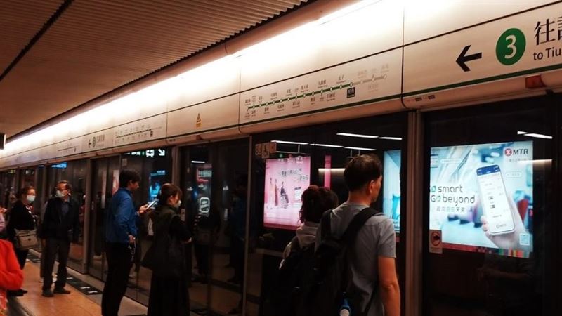 港鐵手扶梯離奇意外　上班族筆電慘遭夾爆