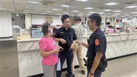 北投分局長安派出所所長鄭偉男、賴威安拆穿詐騙集團謊言，打消婦人匯款念頭。（圖／翻攝畫面）