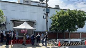 8月9日股臨會地點從會議室改到公司側門，最後改在飯店舉行。（圖／張光明提供）