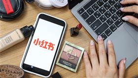 小紅書分享美妝旅遊資訊  展示中國審查過後世界無數第一手的美妝與旅遊分享經驗，讓主打「生活指南」小紅書成功擄獲台灣年輕族群的心，學者擔憂，小紅書看似「去政治化」正是問題所在，展示中國審查過的世界。中央社記者鄭清元攝  113年8月12日