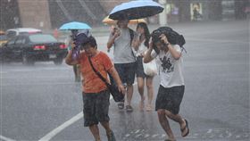 台北午後大雨（1）中央氣象署11日下午發布大雨特報，午後對流發展旺盛，大台北等15縣市留意局部大雨發生。圖為台北市大直區民眾舉起包包勉強遮擋雨勢。中央社記者王飛華攝  113年8月11日