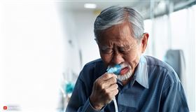 護離開病房去拿果汁花了29分鐘，不料，呼吸管線脫落導致老翁缺氧慘死。（示意圖／AI生成）