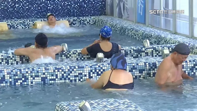 慶麟洋配奪金免費入場　民眾怨泳池冒黃垢