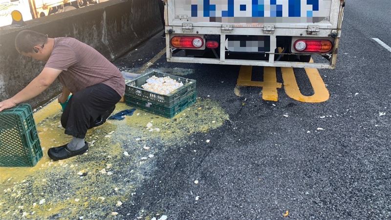蛋車甩百顆蛋害騎士犁田　駕駛罰9千吊照