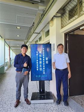 李建樹教授 (右一) 創立IVC實驗室並培養學生開發AI模型