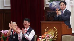 賴總統感謝生命線助民眾（1）總統賴清德（右）12日致詞感謝國際生命線台灣總會長期用愛與溫暖幫助許多需要幫助的民眾，賴總統也提到，政府投注資源提供長輩與下一代更好的服務，盼減輕三明治世代的負擔。中央社記者鄭傑文攝  113年8月12日