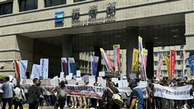 中運工會赴經濟部抗議「中鋼賣台」中鋼運通工會指控公司打壓台籍船員、損害船員權益，12日上午集結經濟部抗議，高舉「中國中鋼大賺錢 台灣船員沒頭路」、「國營中鋼『賣台』！逼走300台灣船員」等布條。中央社記者曾智怡攝  113年8月12日