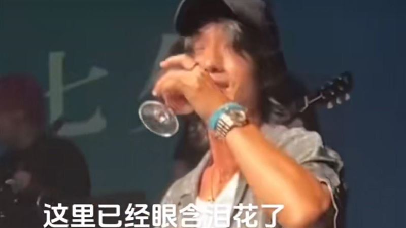 百億影帝被設局酒吧賣唱　遭灌酒畫面曝