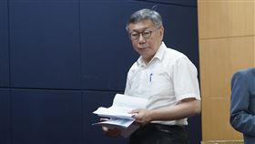 政治獻金疑雲  柯文哲出席記者會（1）民眾黨主席柯文哲（圖）深陷政治獻金申報不實爭議，12日下午舉行記者會表示，對於政治獻金申報資料錯誤，「第一時間也不知道」，所以利用週末假日把過去競選團隊找回來徹底清查。中央社記者徐肇昌攝  113年8月12日