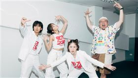 陳柏霖（左）率王淨、百白、瘦瘦以《鬼才之道》英文片名簡寫「DTS」全新組合亮相簽名會。（圖／牽猴子提供）