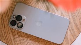 iPhone 15系列在7月降價幅度有限，傑昇通信認為，除了部分規格供應不足外，消費者多持觀望態度，影響銷量。（圖／品牌業者提供）