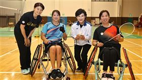 行政院副院長鄭麗君今(12)日訪視高雄左營「國家運動訓練中心」，為帕運代表團的選手教練加油打氣。（圖／行政院提供)