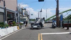 台中,自撞,車禍,烏龜翻,18歲,男子（圖／翻攝畫面）