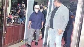 ▲黃子佼離開台北地院，此次神情看來已經習慣媒體守候。根據了解他也仍然否認犯罪。（圖／記者楊佩琪攝）