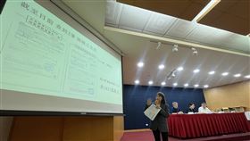 柯文哲政治獻金風波  陳智菡簡報說明民眾黨主席柯文哲（後右）深陷政治獻金申報不實爭議，12日下午率時任競總主要幹部召開記者會釋疑。時任競總副總幹事陳智菡（前左）以簡報進行相關說明。中央社記者徐肇昌攝  113年8月12日