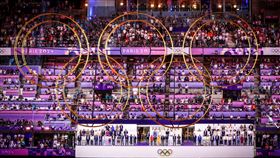 巴黎奧運閉幕式  五環標誌高掛空中巴黎奧運閉幕式於當地時間11日晚間在法蘭西體育場舉行，奧運五環標誌高掛空中。中央社記者王騰毅巴黎攝  113年8月12日