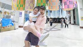 蔡阿嘎霸氣公主抱二伯。（圖／翻攝自IG）