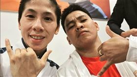 林郁婷和菲律賓女拳手佩特西奧比6手勢合照，兩人多次交手成為好友。（圖／翻攝IG@neshpetecio）