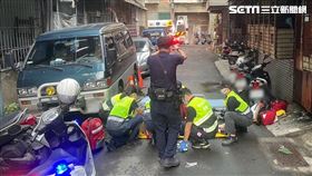 新北陳女從自家公寓5樓墜落，經送醫搶救1小時後仍宣告不治。（圖／翻攝畫面）