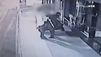 獨／愛不到同事抓狂！牛排店員持刀恐嚇