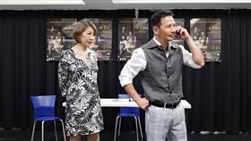 郎祖筠在《第三者》中抓到王耿豪與小三通電話（圖／春河劇團提供）