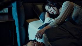 劉品言（右）熟睡未察覺曾少宗潛入房間。（圖／CATCHPLAY+提供）