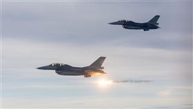奧運英雄回國，F16伴飛、施放熱焰彈（圖／體育署提供）