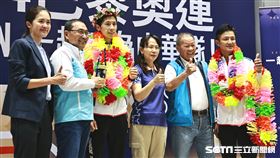 ▲巴黎奧運拳擊選手林郁婷（左3）返國，新北市長侯友宜（左2）到場獻花。（圖／記者劉彥池攝影）