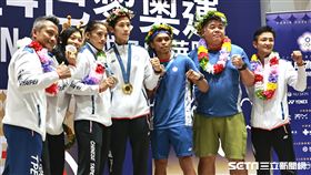 ▲巴黎奧運拳擊選手吳詩儀（左2）、陳年琴（左3）、林郁婷（左4）、賴主恩(右3)返國，在機場和教練團合影。（圖／記者劉彥池攝影）