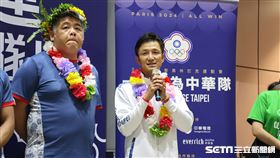 ▲巴黎奧運拳擊選手林郁婷教練曾自強（右）接受媒體聯訪。（圖／記者劉彥池攝影）