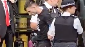 英國,倫敦,隨機砍人,保全,英勇,女童https://x.com/SholaMos1/status/1823026743265071588/video/1