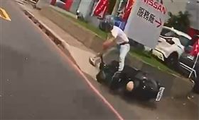 新北,淡水,街道猴,人行道,超車,慘摔,開罰