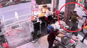 韭菜盒老闆遭男子持甩棍暴揍，手段相當慘烈。（圖／警方提供）