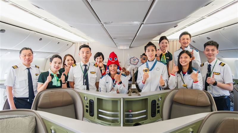 長榮機長暖心廣播祝賀　全機乘客高喊歡呼