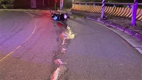 滿地豬腸泥害女騎士慘摔車。（圖／警方提供）