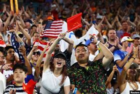 2024巴黎奧運沙灘女子排球預賽場的觀眾席上，中國和美國球迷為本國球隊加油