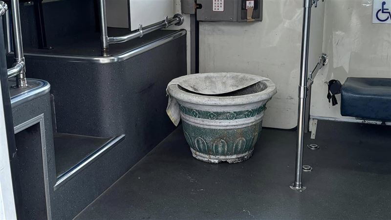 扛大花盆搭公車！台中男被拒載怒噴全車