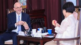 美國在台協會處長谷立言拜會台中市政府，台中市長盧秀燕接待。（
圖／台中市政府提供）