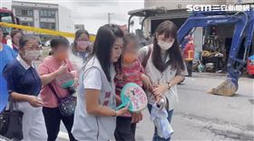 陳家阿嬤接獲消息趕到火場外，哭癱坐一旁，行走還需旁人攙扶。（圖／翻攝畫面）