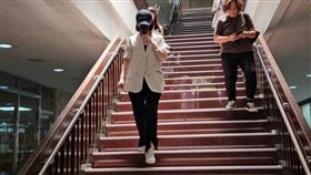 ▲「賓利姐」邱薏瑄（中，白衣）出庭希望法官輕判她拘役。（圖／翻攝畫面）