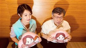 民眾黨台南市黨部主委蔡宛秦與黨主席柯文哲合影（圖／翻攝自三寶媽蔡宛秦臉書）