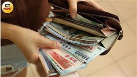 對於剛出社會的新鮮人，理財也是一大課題。（示意圖／CTWANT資料照）