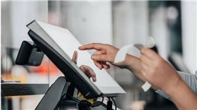 燒肉店服務員私吞高達76萬8000元的贓款（示意圖／翻攝自unsplash）