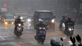 午後對流雲系發展旺盛  北市大雨特報（3）氣象署13日下午發布大雨特報，午後對流雲系發展旺盛，新北、基隆等15縣市有局部大雨發生，注意雷擊及強陣風，山區慎防坍方及落石。台北市松山區午後下大雨，騎士冒雨騎車前行。中央社記者裴禛攝  113年8月13日