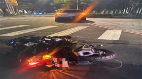 騎士被杜奕瑾撞飛，只好無奈怒告。（圖／翻攝畫面）