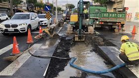 台中豐原水管破裂  自來水公司搶修台中市豐原區豐勢路段13日路面出現坑洞且有大量積水，自來水公司獲報派員到場先關水搶修。（民眾提供）中央社記者趙麗妍傳真  113年8月13日