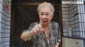 對於柯文哲陷入假帳風波，柯媽媽何瑞英出門前受訪表示『貪的事情，我們絕對沒有，我敢說』