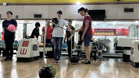 亞運保齡球國手黃瓊瑤指導學員體驗保齡球樂趣。（圖／臺北市身心障礙巡迴運動指導團提供）