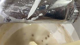 買優格竟吃到10元硬幣大尖銳塑膠片，讓民眾嚇壞。（圖／民眾VIVIAN提供）
