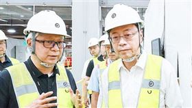桃園市長張善政參訪台灣順豐全自動化轉運中心，肯定企業投入AI智慧物流科技與應用。（圖／台灣順豐提供）